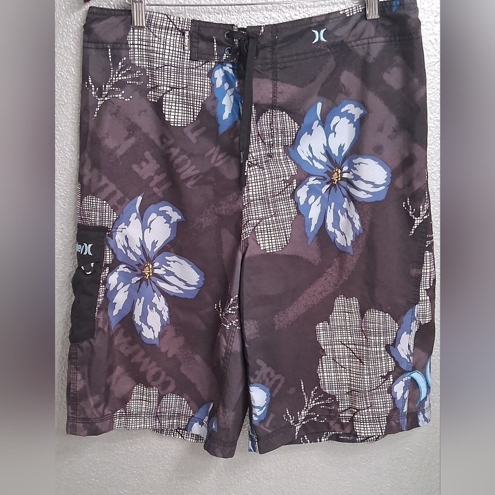 Hurley Men's Black and Blue Floral Shorts/Board Shorts Size 34 P